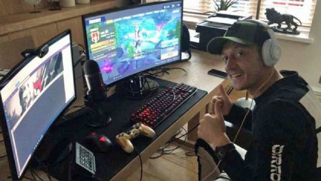 Ozil jugador del Arsenal, jugando a Fornite
